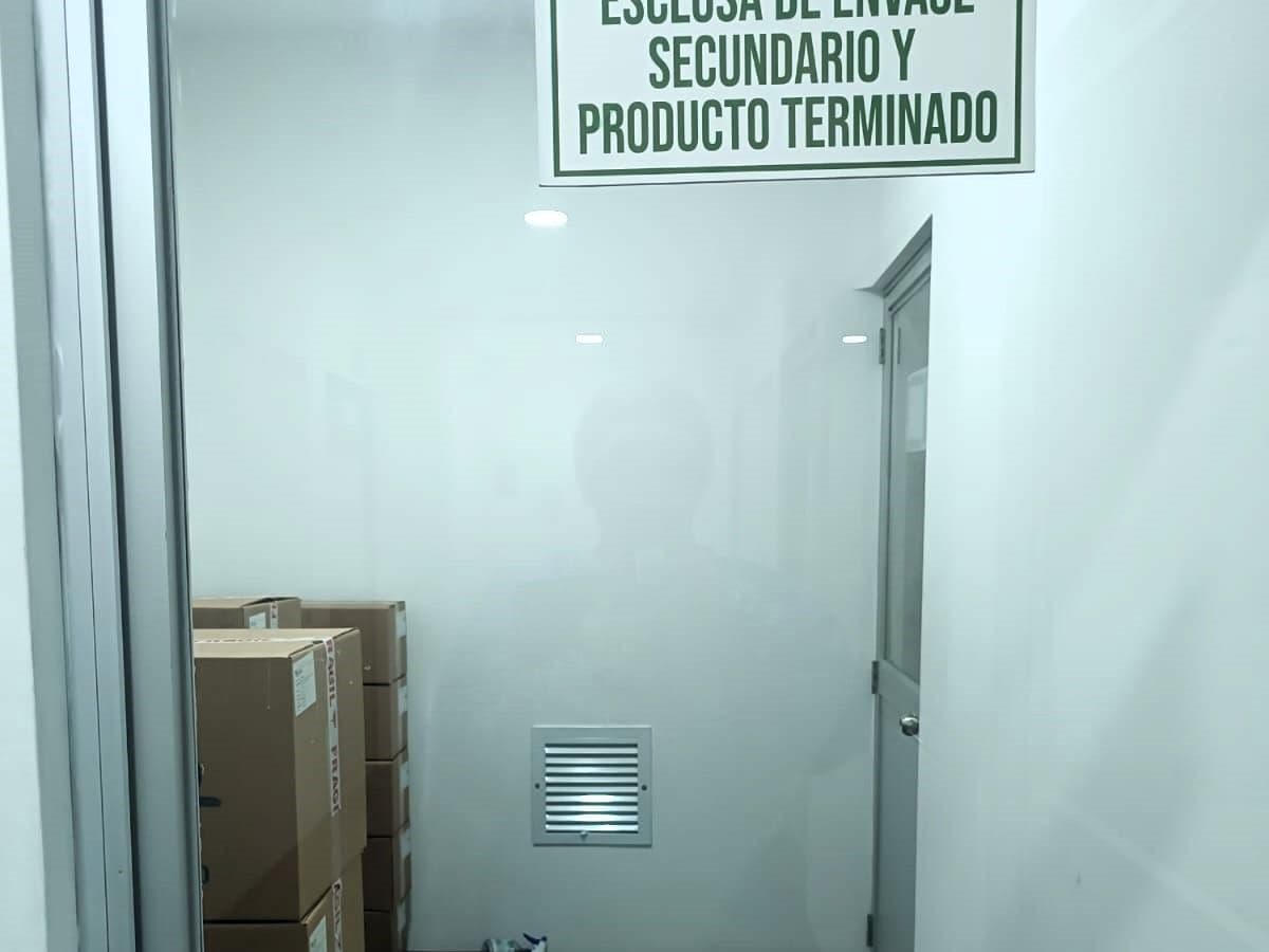 Esclusa entre material de empaque y producto terminado